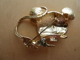 Broc-088 Broche Représentant Une Souris Métal Doré,yeux Verts Avec Brillants - Brooches