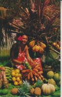 Cpsm Vendeuse De Fruits Tahitien Devant Un Cocotier Nain - Frans-Polynesië