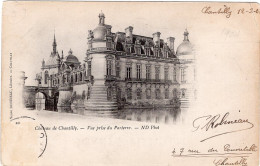 In 6 Languages Read A Story: Le Chateau De Chantilly. Vue Prise Du Parterre. L'Entrée Principale Et La Chapelle Entrance - Chantilly