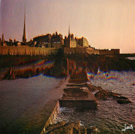 35 - Saint Malo - Les Remparts Au Soleil Couchant - Coucher De Soleil - CPM - Voir Scans Recto-Verso - Saint Malo