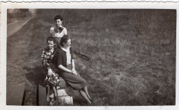 Grande Photo De Deux Femmes élégante Avec Un Petit Garcon Sur Le Bord D'une Route En 1939 - Anonyme Personen