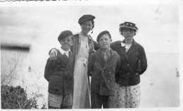 Grande Photo De Deux Jeune Fille élégante Avec Deux Jeune Garcon A Cancale En 1936 - Personnes Anonymes
