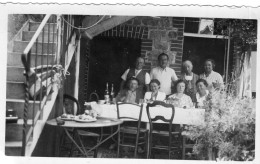 Grande Photo D'une Famille A Table Devant Leurs Maison A St-Malo En 1937 - Personnes Anonymes