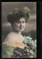 Foto-AK GL Co Nr. 1865 /2: Junge Dame Mit Kunstvoller Frisur Und Blumen  - Photographs