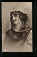 Foto-AK GL Co Nr. 2984 /4: Junge Dame Mit Blätterbedrucktem Schleier  - Photographie