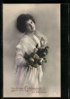 Foto-AK GL Co Nr. 6224 /4: Junge Dame Mit Rosenstrauss, Geburtstagsgruss  - Photographs