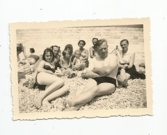 Photographie Famille Homme  Femme  Maillot De Bains Plage Photo 8,8x6,2 Cm Env Papier Velox - Anonymous Persons