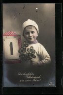 Foto-AK GL Co Nr. 5015 /2: Knabe Mit Glücksklee Und Kalenderblatt, Neujahrsgruss  - Photographs