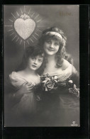 Foto-AK GL Co, Zwei Mädchen Mit Blumen In Den Händen  - Photographs