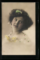 Foto-AK GL Co Nr. 3258 /1: Junge Dame Mit Haarband Und Ansteckblumen  - Fotografie