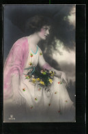 Foto-AK GL Co Nr. 6602 /6: Ernste Junge Dame Mit Rosen Im Schoss  - Photographie