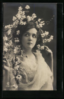 Foto-AK GL Co Nr. 3198 /1: Ernste Junge Dame Mit Blütenumkränztem Haar  - Photographs