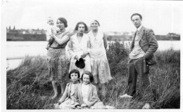 Grande Photo D'une Famille élégante Posant A Coté D'une Rivière A Jargeau En 1931 - Anonyme Personen