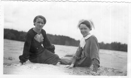 Grande Photo D'une Femme élégante Avec Une Jeune Fille Assise A La Mer De Sable En 1936 - Personnes Anonymes