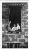 Grande Photo D'une Femme élégante Avec Une Jeune Fille Et Un Jeune Garcon  A La Fenetre De Leurs Maison En 1936 - Anonymous Persons