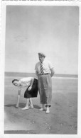 Grande Photo D'une Jeune Femme élégante Avec Un Homme Se Promenant Sur La Plage De Trouville En 1938 - Personnes Anonymes