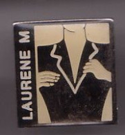 Pin's  Laurene M Vêtements Femme Réf  273 - Markennamen