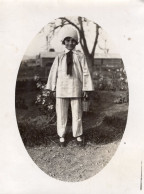 Grande Photo D'une Jeune Fille élégante Déguisé Posant Dans Sont Jardin En 1929 - Anonymous Persons