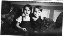 Grande Photo D'une Jeune Fille Et Un Jeune Garcon Posant Dans Leurs Maison En 1935 - Anonyme Personen