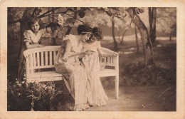 FANTAISIES - Femmes - Dans Le Jardin - Carte Postale Ancienne - Vrouwen