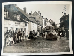 Photo De Presse Angleterre Roi 15 Cm X 20 Cm Photo SA MAJESTÉ Dans Sa Voiture Traverse Un Village Français WW2 England - Guerre, Militaire