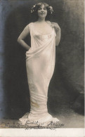 FANTAISIES - Femme En Robe Blanche Avec Des Fleurs Dans Les Cheveux - Carte Postale Ancienne - Vrouwen