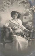 FANTAISIES - Femme Avec Des Fleurs - Carte Postale Ancienne - Vrouwen