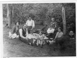 Grande Photo D'une Famille Entrain De Pique-niquer A Chateauneuf En 1930 - Anonymous Persons