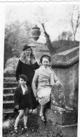 Grande Photo D'une Femme Avec Une Jeune Fille Et Un Jeune Garcon Dans Un Jardin En 1936 - Anonymous Persons