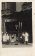 CARTE PHOTO - Des Employés Devant La Vitrine Du Magasin Friseur - Animé - Carte Postale Ancienne - Photographie