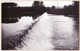 00252 ● BONNEUIL MATOURS 86-Vienne Chaussée Chute D'eau Carte-Photo Bromure 1940s  - Autres & Non Classés