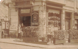 CARTE PHOTO - Brasserie Conscience - Un Homme Et Une Femme  L'entrée Du Magasin - Animé - Carte Postale Ancienne - Fotografie