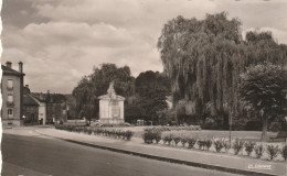 LONGUYON  Place Et Monument Aux Morts - Longuyon