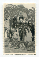 Photo Originale , Femme Avec Enfants En Maillot De Bain En Décor Oriental , Dim. 5.5 Cm X 9.0 Cm - Personnes Anonymes