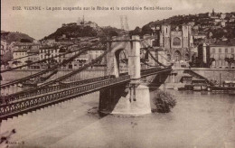 VIENNE      ( ISERE )   LE PONT SUSPENDU SUR LE RHONE ET LA CATHEDRALE SAINT-MAURICE - Vienne