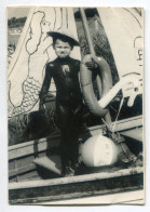 Photo Originale , Enfant Noir Sur Décor Barque , Dim. 5.5 Cm X 9.0 Cm - Personnes Anonymes