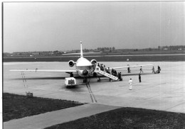 Grande Photo De Deux Jeune Garcon Posant Avec Leurs Voiture A La Campagne - Aviation