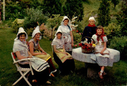 K0306 - La NORMANDIE - Après La Cueillette Des Fleurs - Costume Et Coiffes De La Région De LISIEUX - Carte Semi Moderne - Haute-Normandie