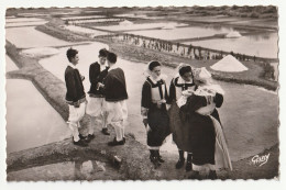 44 . Guérande . Paludiers En Costume . Causette Sur Les Marais Salants . - Guérande