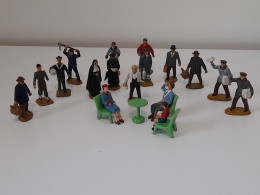 Lot De 17 Figurines Anciennes Starlux Modelisme Gare Chaise Et Table Gare Bistrot Curé 38 Mm Soldat Ferme - Antikspielzeug