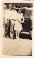 Grande Photo D'une Jeune Femme élégante Avec Trois Hommes Posant A Coté De Leurs Voiture Vers 1930 - Personnes Anonymes