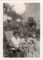 Grande Photo D'une Femme Avec Ces Trois Petit Garcon Assis Dans Leurs Jardin - Personnes Anonymes