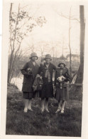 Grande Photo D'une Femme élégante Avec Ces Deux Filles Posant A La Campagne Vers 1930 - Anonymous Persons