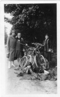 Grande Photo D'une Femme élégante Avec Ces Trois Jeune Fille Posant Avec Leurs Vélo Sur Une Route De Campagne Vers 1930 - Personnes Anonymes