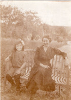 Grande Photo D'une Femme élégante Avec Sa Jeune Fille Assise Sur Un Banc Dans Leurs Jardin Vers 1910 - Anonymous Persons