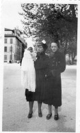 Grande Photo De Deux Femmes élégante Avec Un Petit Bébé Posant Dans Une Ville En 1936 - Personnes Anonymes