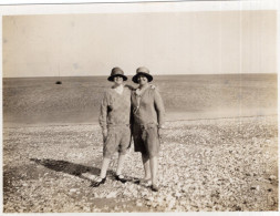 Grande Photo De Deux Femmes élégante Posant A La Plage Vers 1920 - Personnes Anonymes