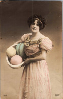 Carte    - Bonnes  Pâques ,Femme   , Oeufs   AQ944 - Easter