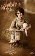 Carte    -    Joyeuses Pâques ,Femme   , Oeufs   AQ944  Velouté - Ostern