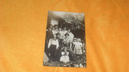 CARTE POSTALE PHOTO ANCIENNE CIRCULEE DATE ?../ SCENE PHOTO GROUPE DE FAMILLE D'AMIS JARDIN.. - Foto's